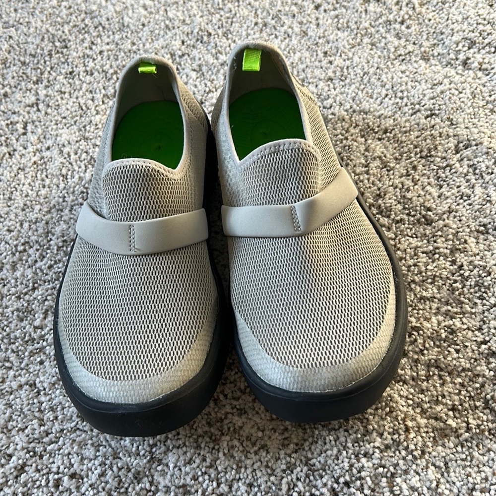 Oofos OOMG low recovery orthopedic slip on shoes, gray, size W7.